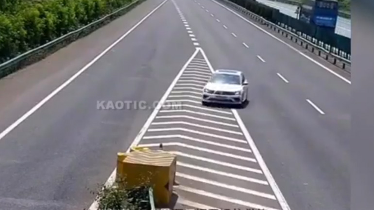 Τρομερή σύγκρουση σε άδειο αυτοκινητόδρομο